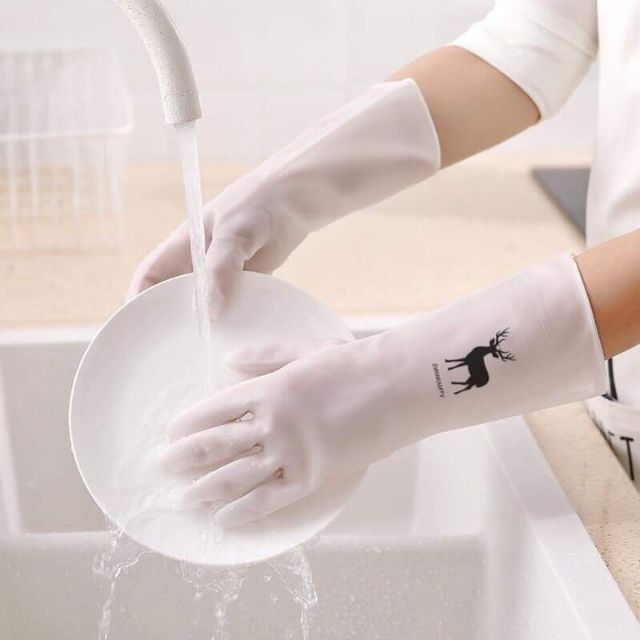 Sử dụng gang tay khi rửa bát, dọn dẹp 
